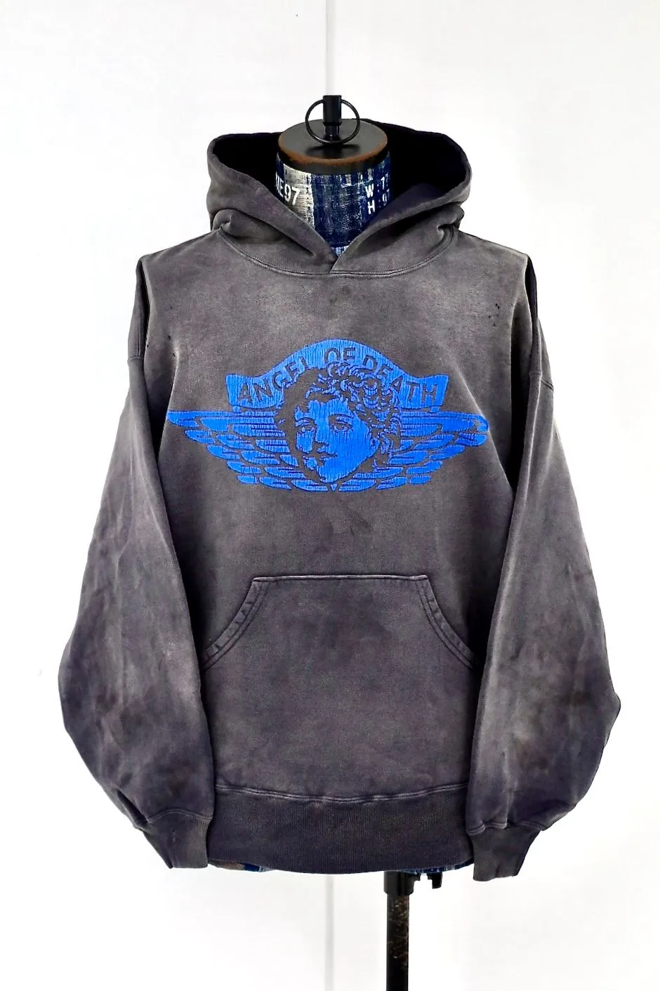 SAINT Mxxxxxx HOODIE/ANGEL/BLK 25 years new angel rebirth washed hoodie, washed black S-XL 25 years new version, revised many times, the version is more pure! Heavy washing water spray fading process, stronger distressing effect, handmade wormhole destruction treatment, genuine level distressed crack printing